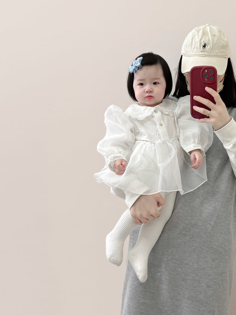 Elegant hvid baby body/kjole med puffede ærmer og broderet krave(0-18mdr.)