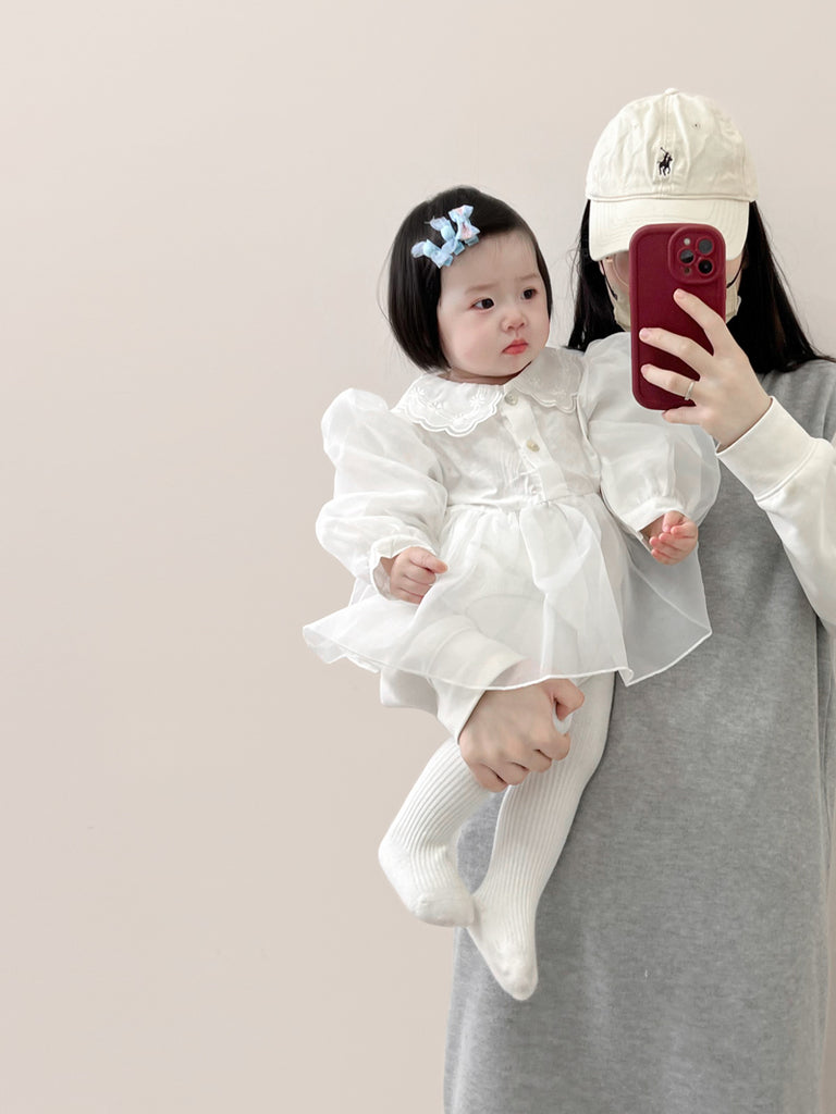 Elegant hvid baby body/kjole med puffede ærmer og broderet krave(0-18mdr.)
