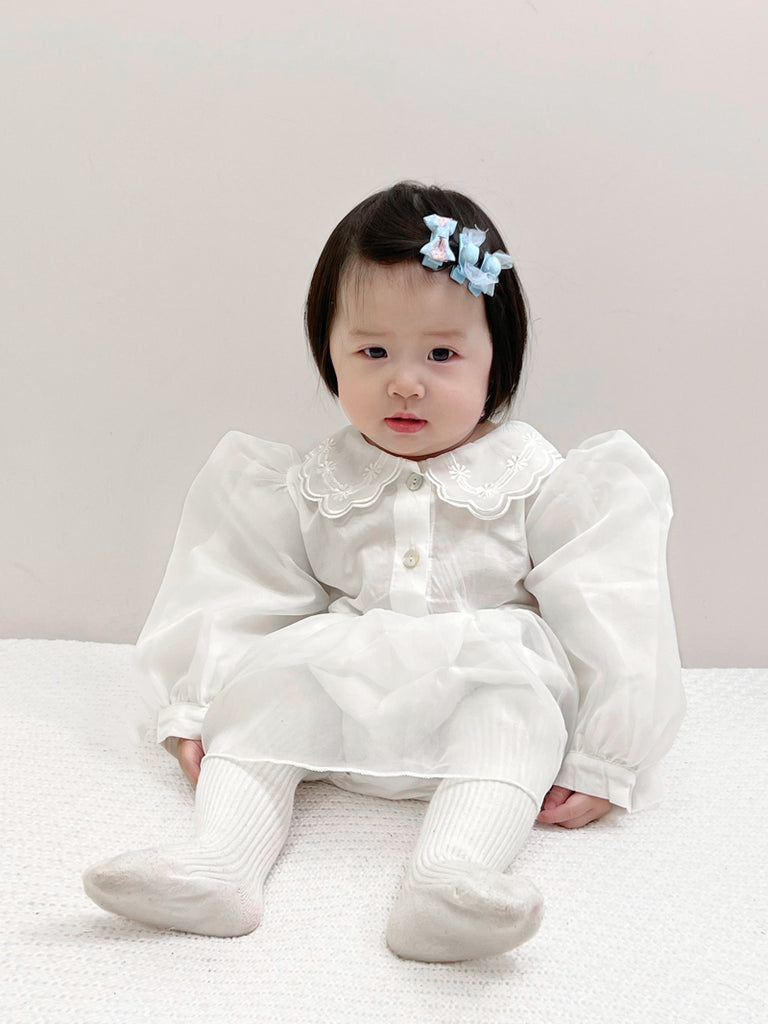 Elegant hvid baby body/kjole med puffede ærmer og broderet krave(0-18mdr.)