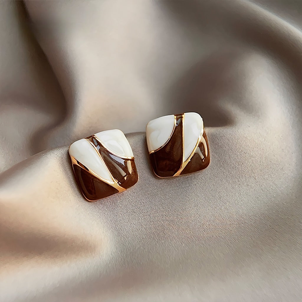 14K Forgyldt 925 Sterling Sølv Sølvnål 925 Sølv Nål Håndmalet Emalje Øreringe i Brun & Elfenben – Elegant Retro Design