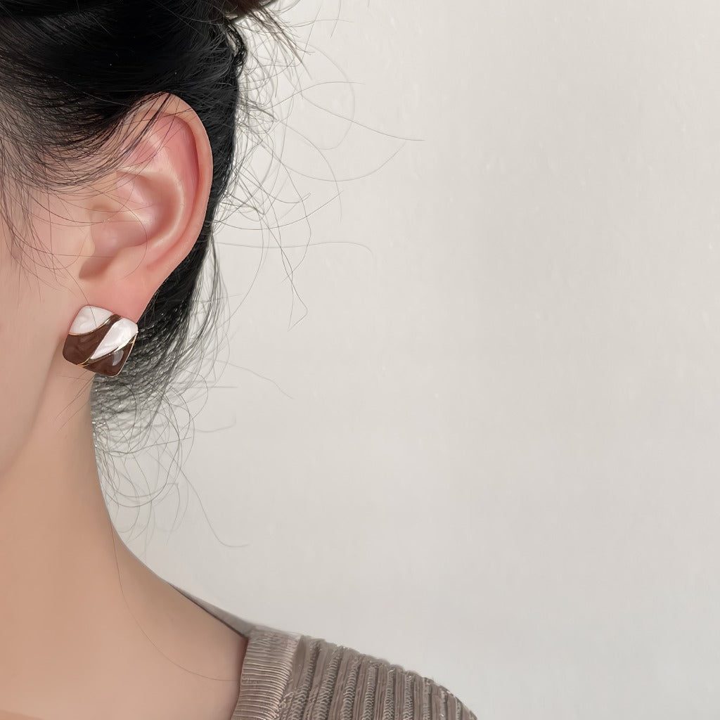 14K Forgyldt 925 Sterling Sølv Sølvnål 925 Sølv Nål Håndmalet Emalje Øreringe i Brun & Elfenben – Elegant Retro Design