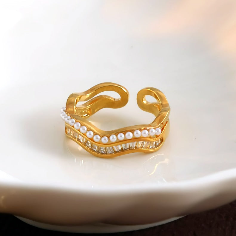 14K Forgyldt Bølgeformet Justerbar Ring med Zirkonia og Perledetaljer – Elegant og Lagdelt Design