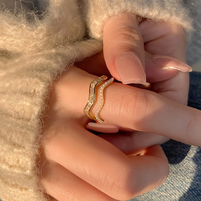 14K Forgyldt Bølgeformet Justerbar Ring med Zirkonia og Perledetaljer – Elegant og Lagdelt Design