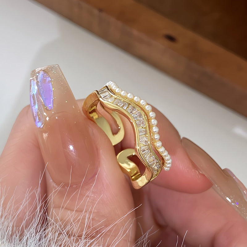 14K Forgyldt Bølgeformet Justerbar Ring med Zirkonia og Perledetaljer – Elegant og Lagdelt Design
