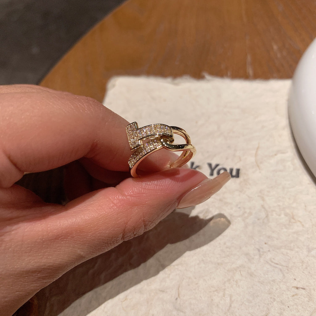 14K Forgyldt Justerbar Ring med T-Design– Elegant Design med Zirkonia
