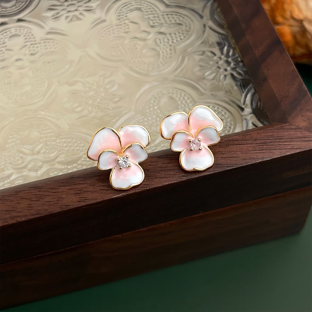 14K Forgyldte 925 Sterling Sølv Nåle Iris Blomster Øreringe med Gradueret Emalje – Elegant og Unikt Design