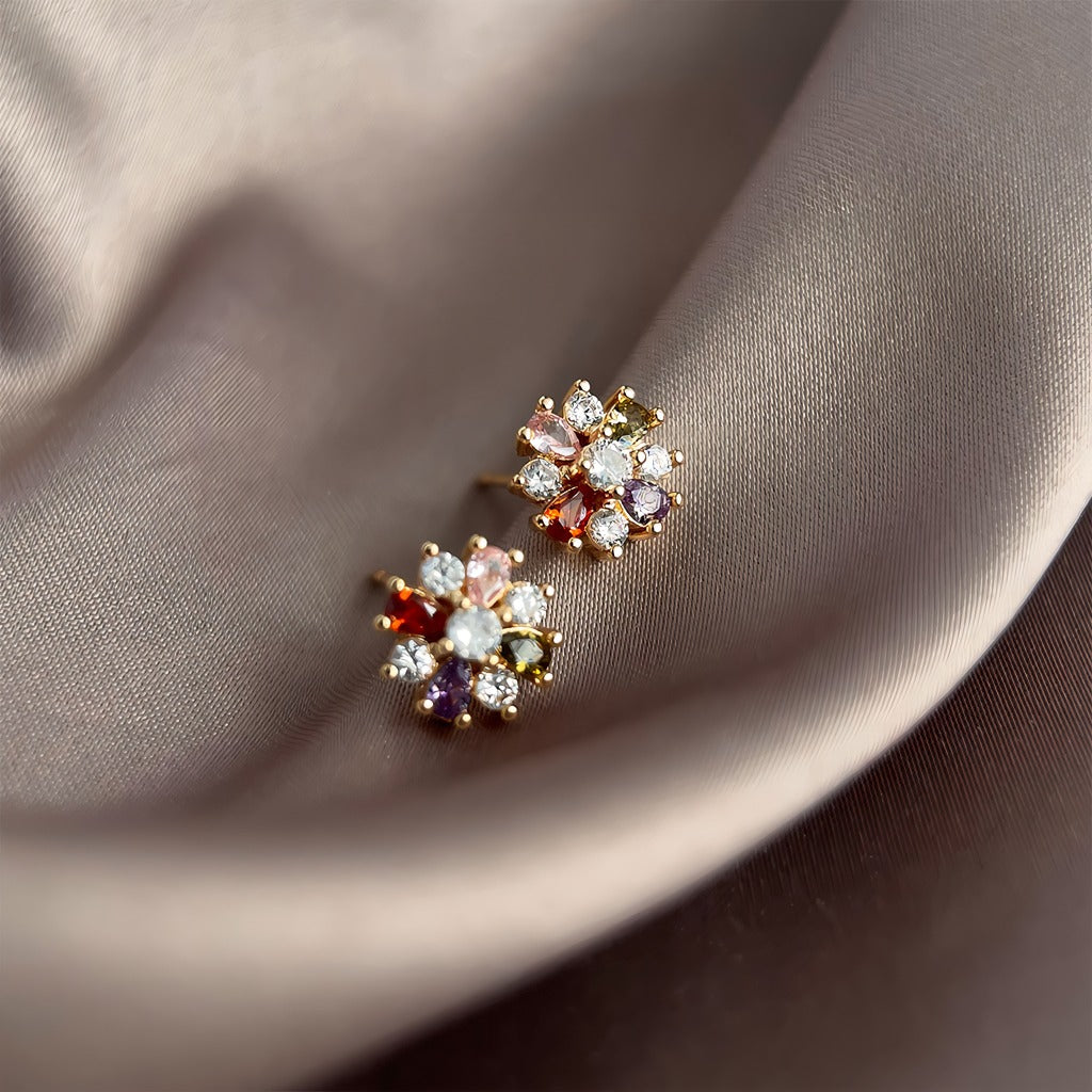 14K Forgyldte 925 sterling sølv nåle Blomsterformede Øreringe med Farvede Zirkoner – Elegant og Unik Design