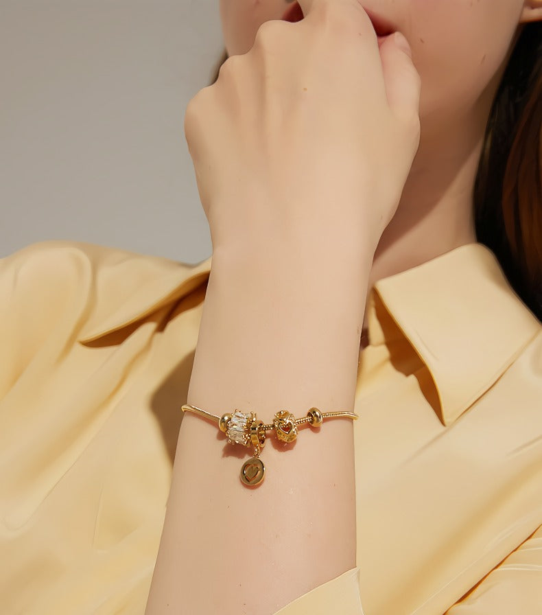 18K Forgyldt Titaniumstål Armbånd med Justerbar Lås og Zirkonia – Elegant og Moderne Design