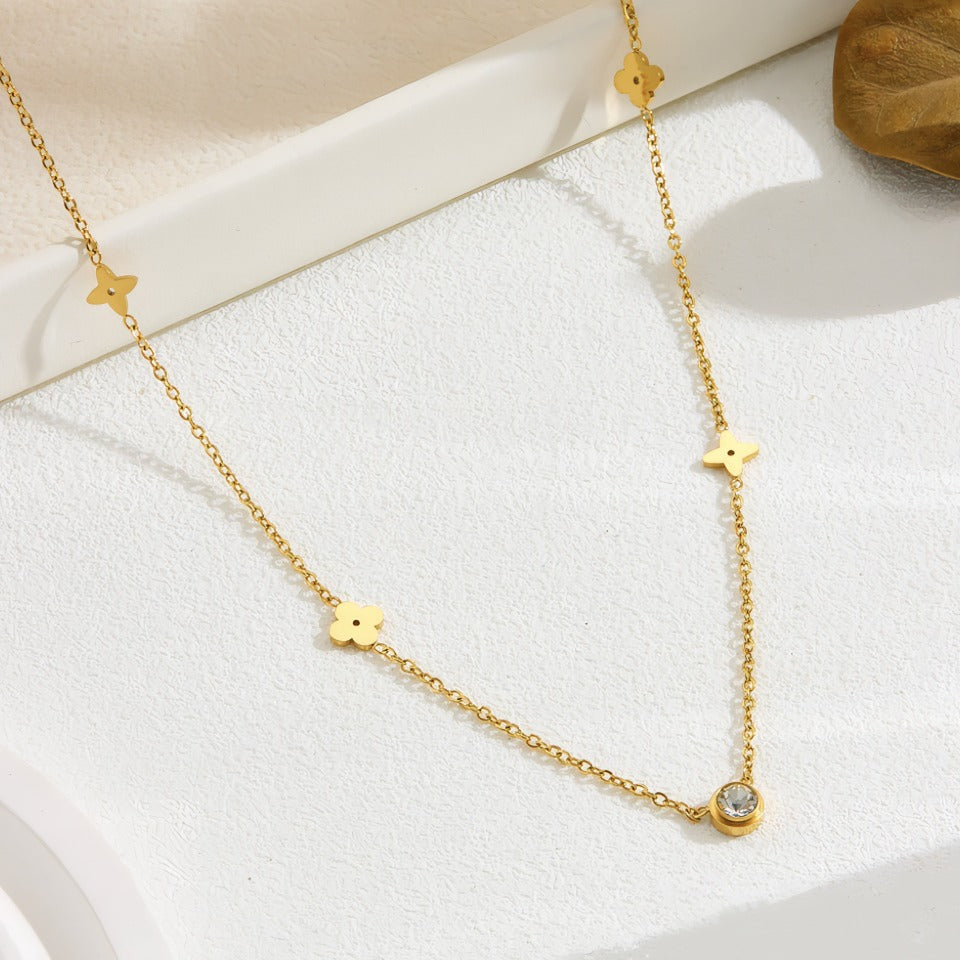 18K Guld Belagt Rustfrit Stål Halskæde med Krystal og Blomsterformede Detaljer – Elegant og Tidløst Design