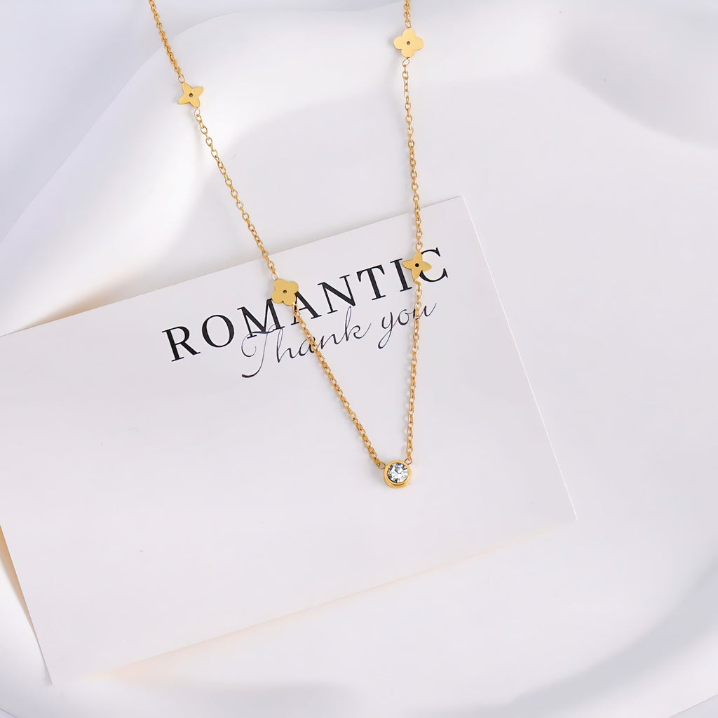 18K Guld Belagt Rustfrit Stål Halskæde med Krystal og Blomsterformede Detaljer – Elegant og Tidløst Design