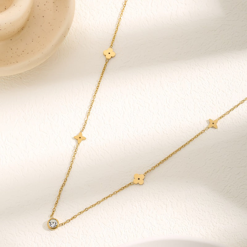 18K Guld Belagt Rustfrit Stål Halskæde med Krystal og Blomsterformede Detaljer – Elegant og Tidløst Design