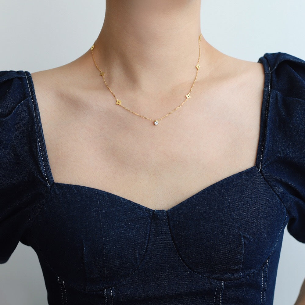 18K Guld Belagt Rustfrit Stål Halskæde med Krystal og Blomsterformede Detaljer – Elegant og Tidløst Design