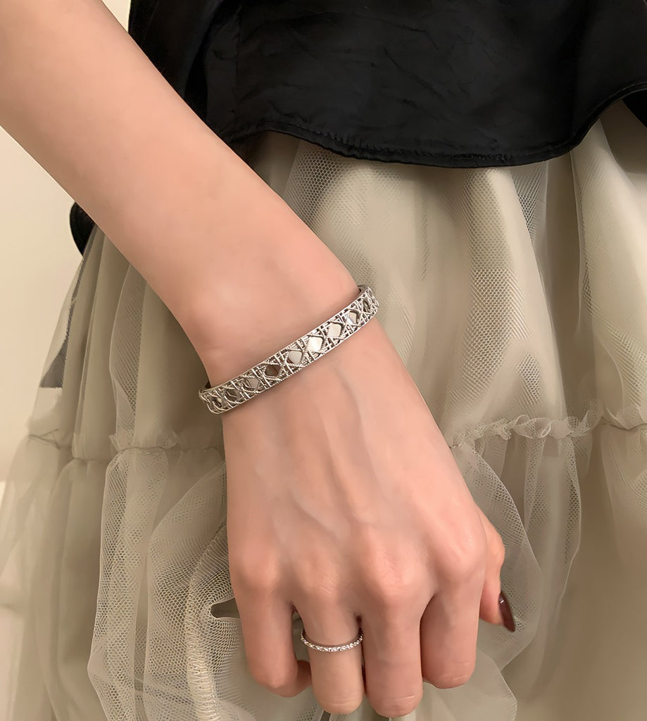 925 Sterling Sølv Åben Armbånd med Udskåret Mønster – Justerbart og Elegant Design