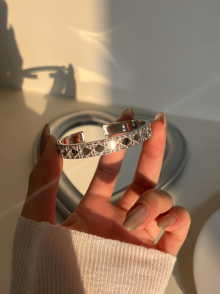 925 Sterling Sølv Åben Armbånd med Udskåret Mønster – Justerbart og Elegant Design