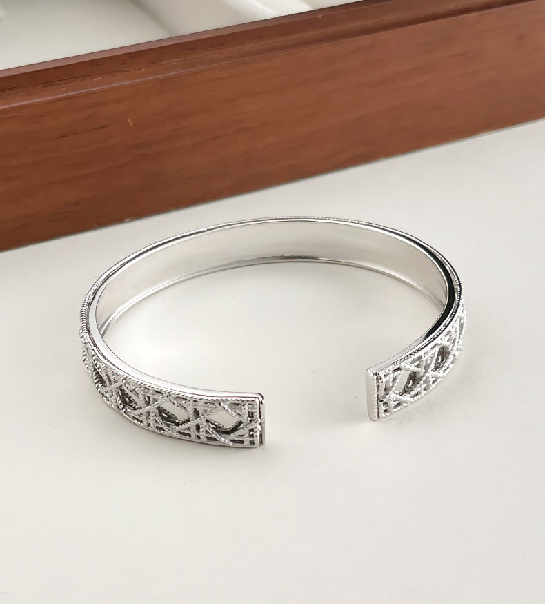 925 Sterling Sølv Åben Armbånd med Udskåret Mønster – Justerbart og Elegant Design