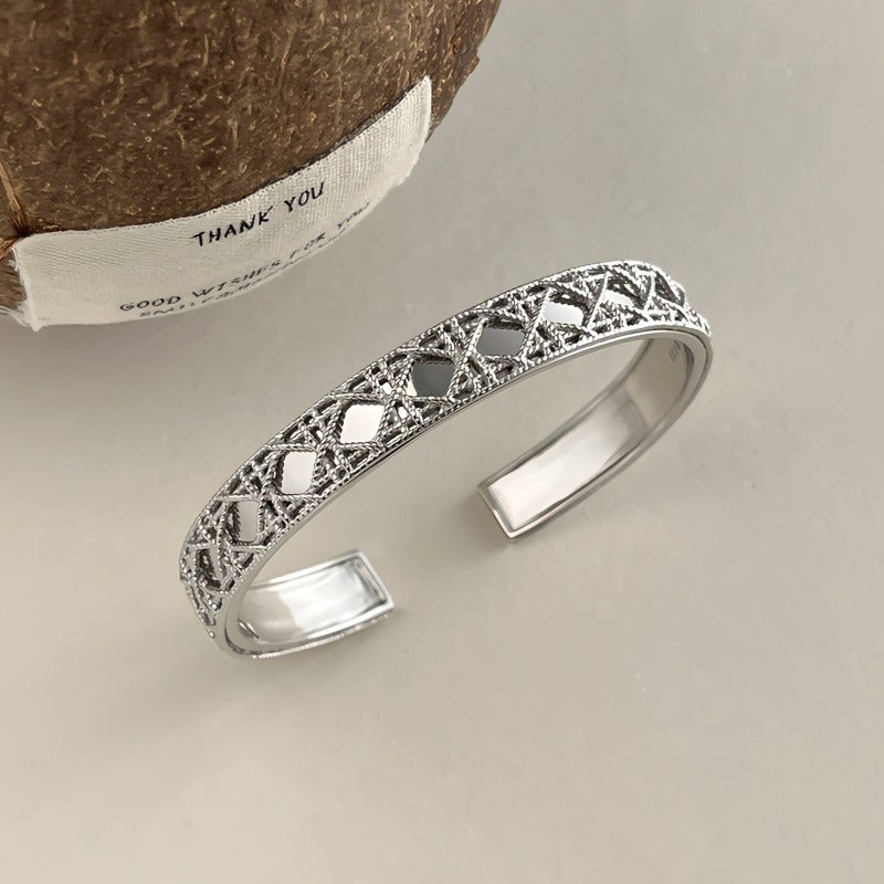 925 Sterling Sølv Åben Armbånd med Udskåret Mønster – Justerbart og Elegant Design