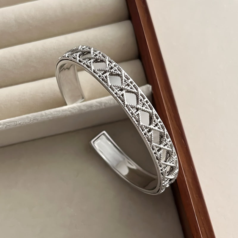 925 Sterling Sølv Åben Armbånd med Udskåret Mønster – Justerbart og Elegant Design