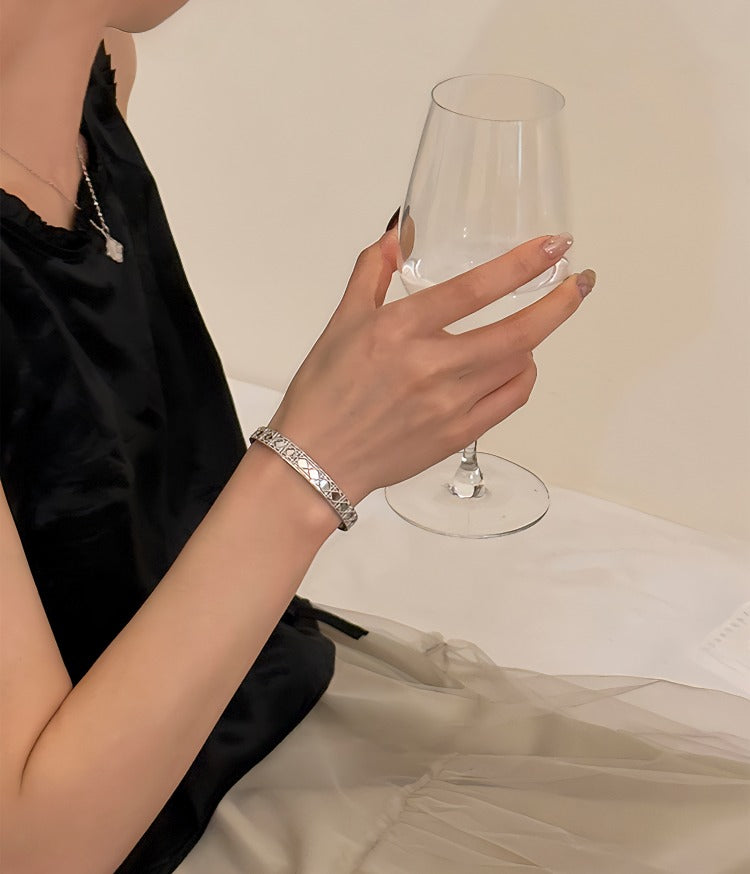 925 Sterling Sølv Åben Armbånd med Udskåret Mønster – Justerbart og Elegant Design