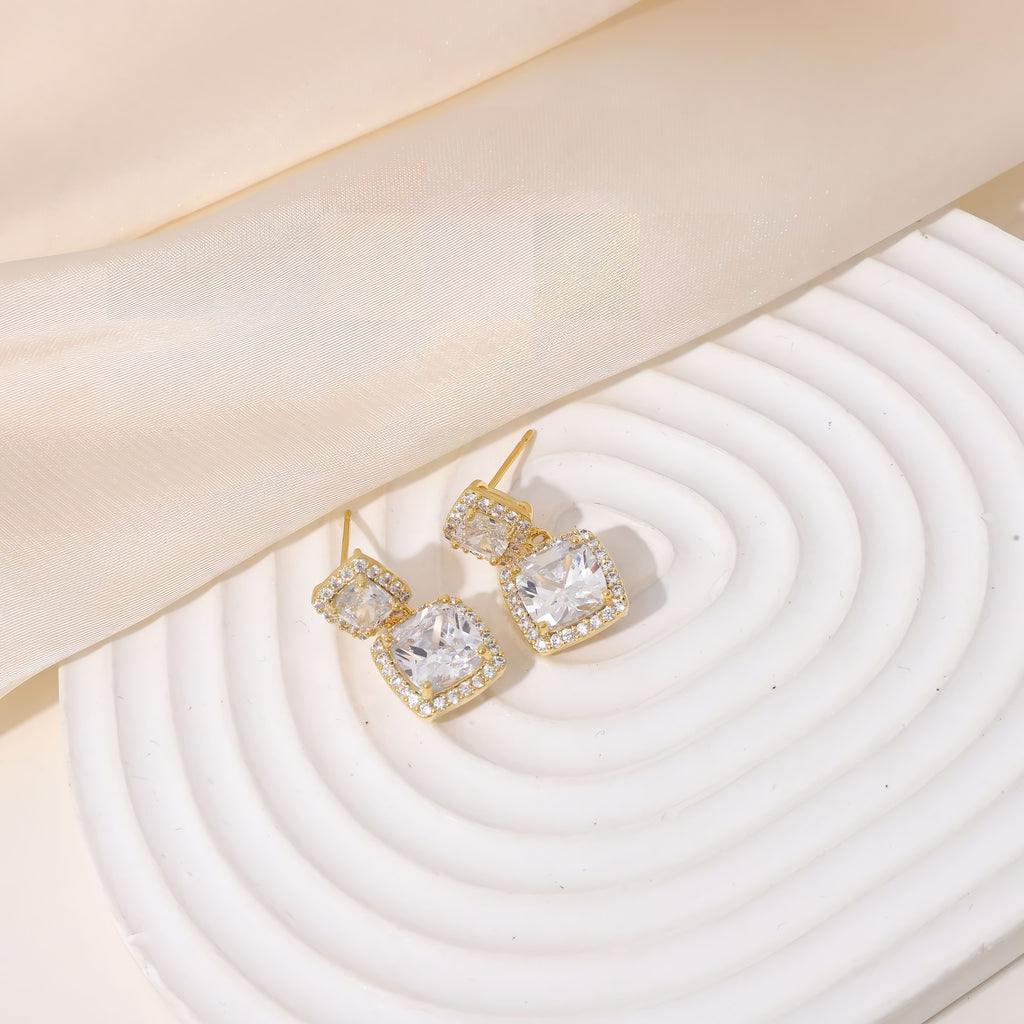 925 Sterling Sølv Nåle 14K Forgyldte Firkantede Geometriske Ørestikker med Mikropavé Zirkonia – Eksklusivt & Elegant Design