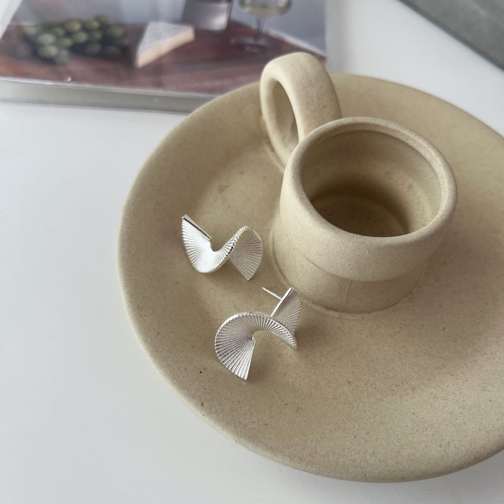 925 Sterling Sølv Spiralformede Statement Ørestikker – Minimalistisk og Moderne Design