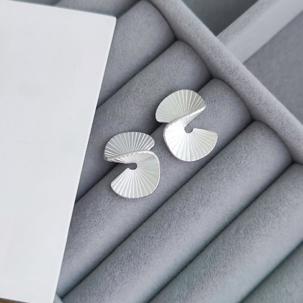 925 Sterling Sølv Spiralformede Statement Ørestikker – Minimalistisk og Moderne Design