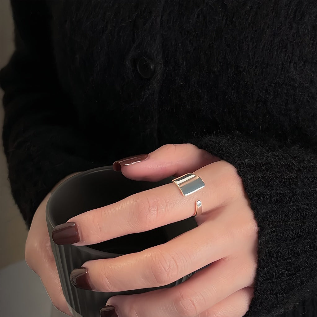 Asymmetrisk Justerbar Ring i Forgyldt Hvidguld