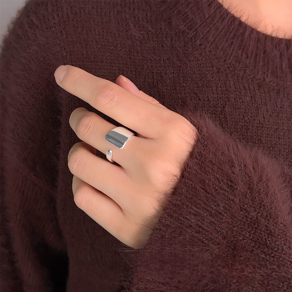 Asymmetrisk Justerbar Ring i Forgyldt Hvidguld