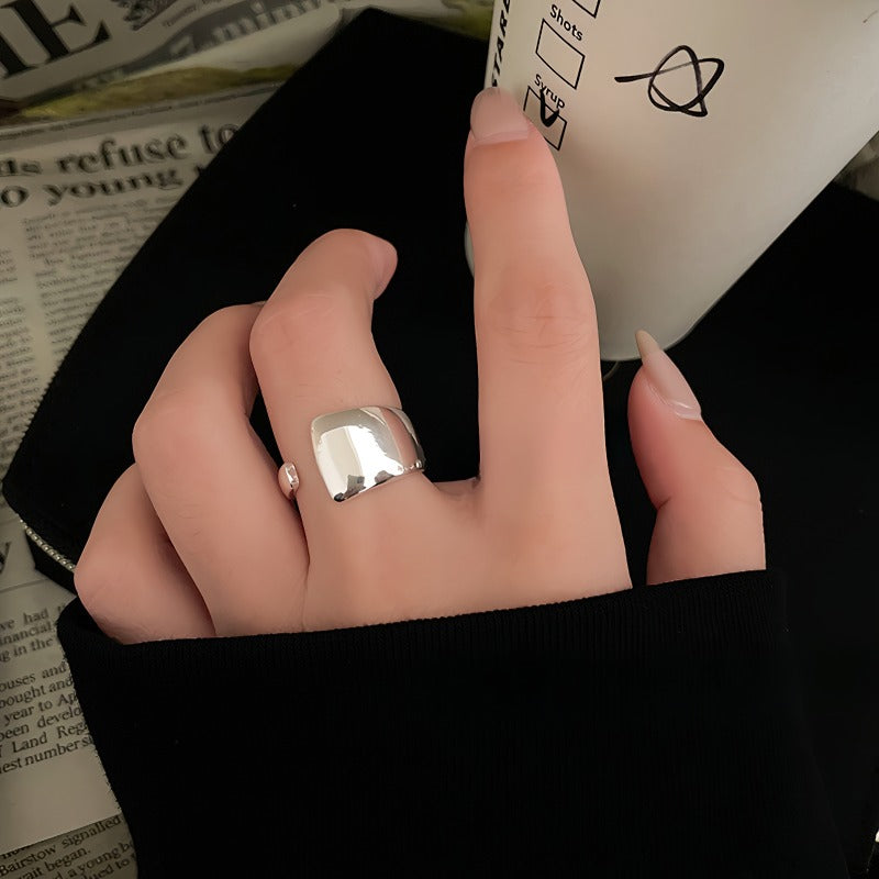 Asymmetrisk Justerbar Ring i Forgyldt Hvidguld