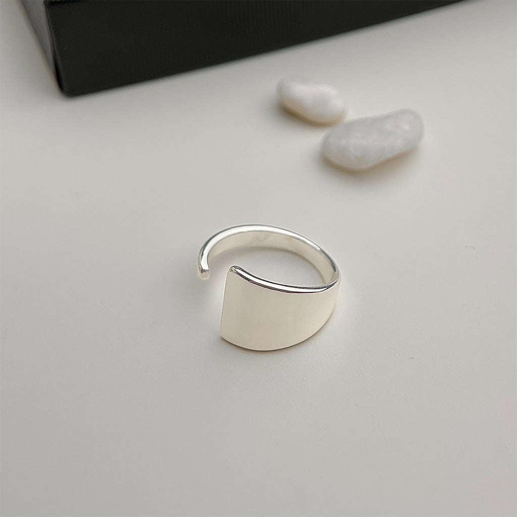 Asymmetrisk Justerbar Ring i Forgyldt Hvidguld