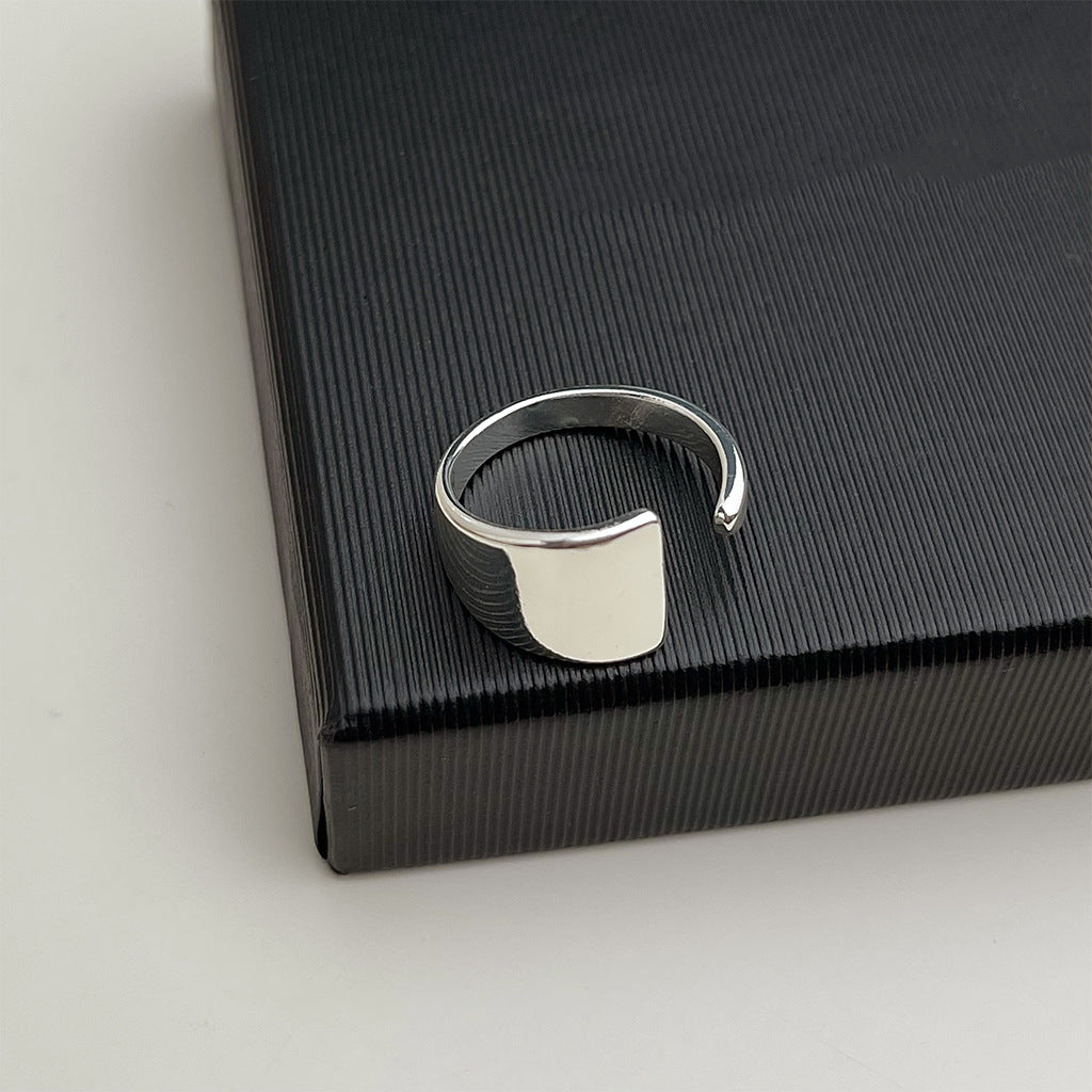 Asymmetrisk Justerbar Ring i Forgyldt Hvidguld