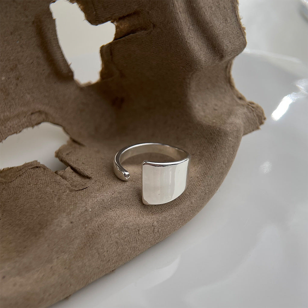 Asymmetrisk Justerbar Ring i Forgyldt Hvidguld
