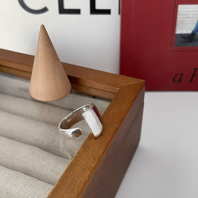 Asymmetrisk Justerbar Ring i Forgyldt Hvidguld