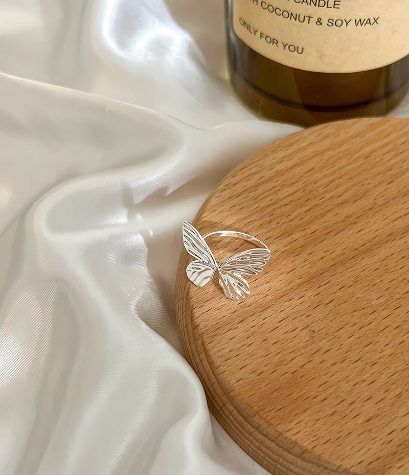 Justerbar Sommerfugl Ring i Forgyldt Hvidguld og Detaljeret Mønster – Elegant og Unik Design