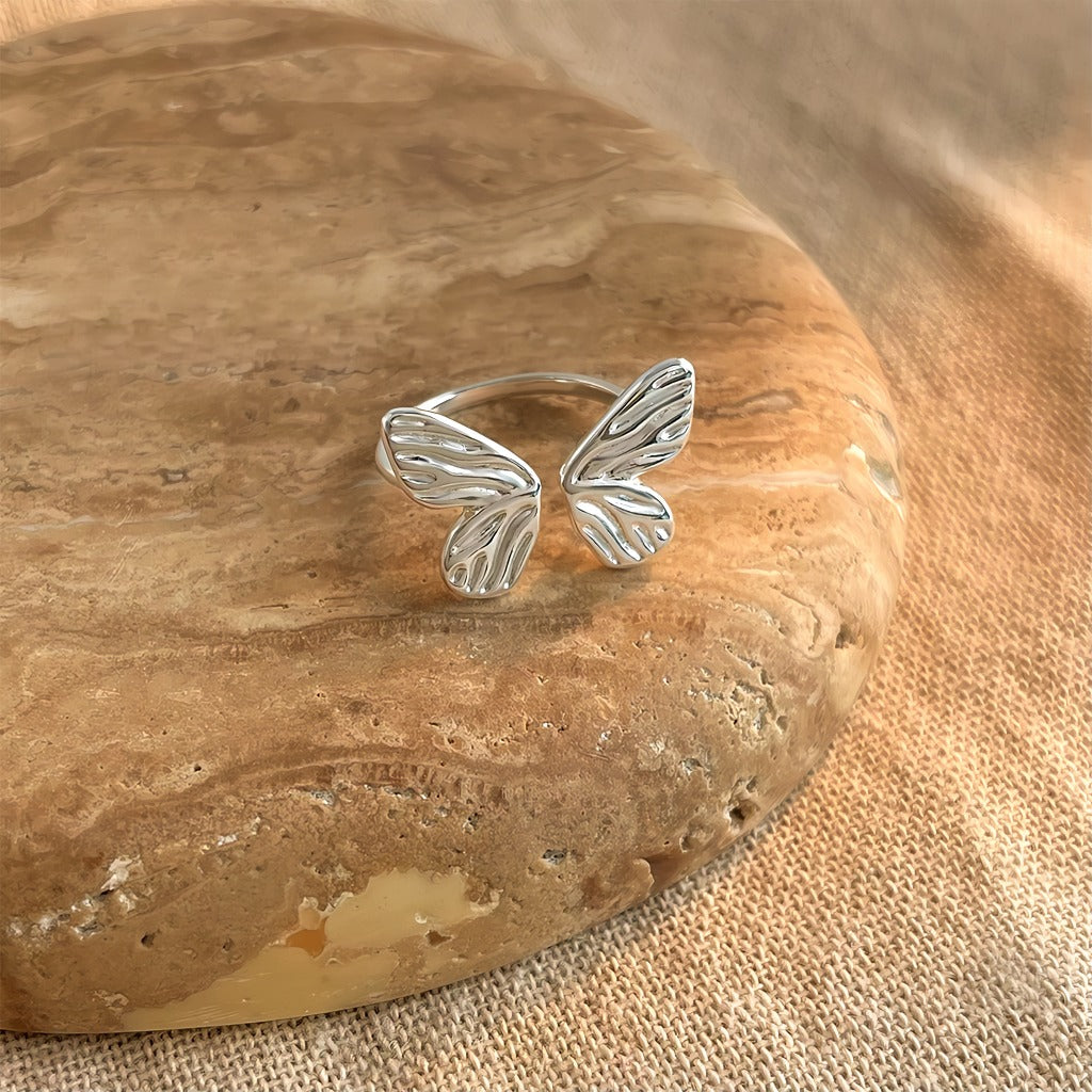 Justerbar Sommerfugl Ring i Forgyldt Hvidguld og Detaljeret Mønster – Elegant og Unik Design