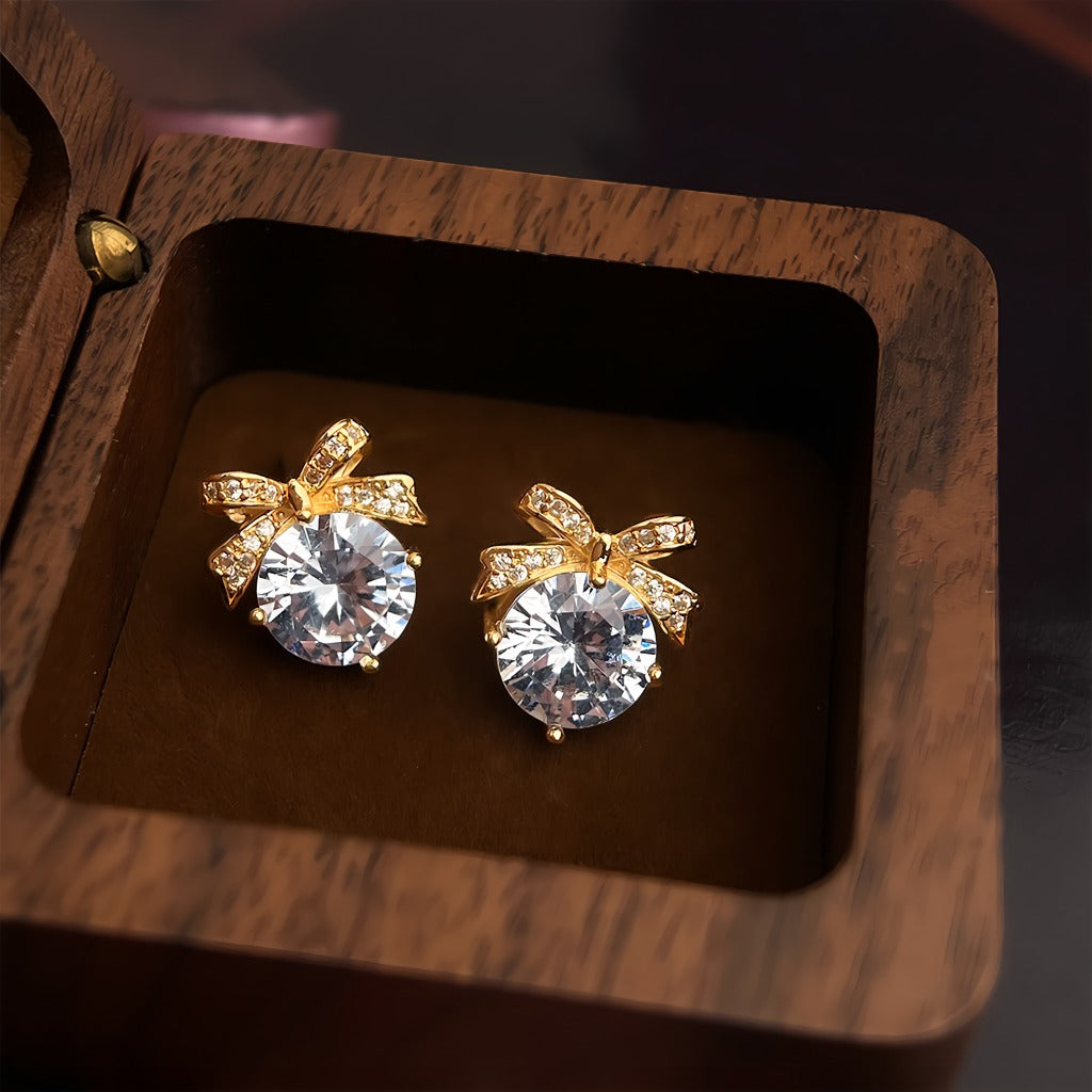 Forgyldt 14K 925 Sterling Sølv Nål Sløjfe Øreringe med Store Zirkonia – Elegant og Glitrende Design