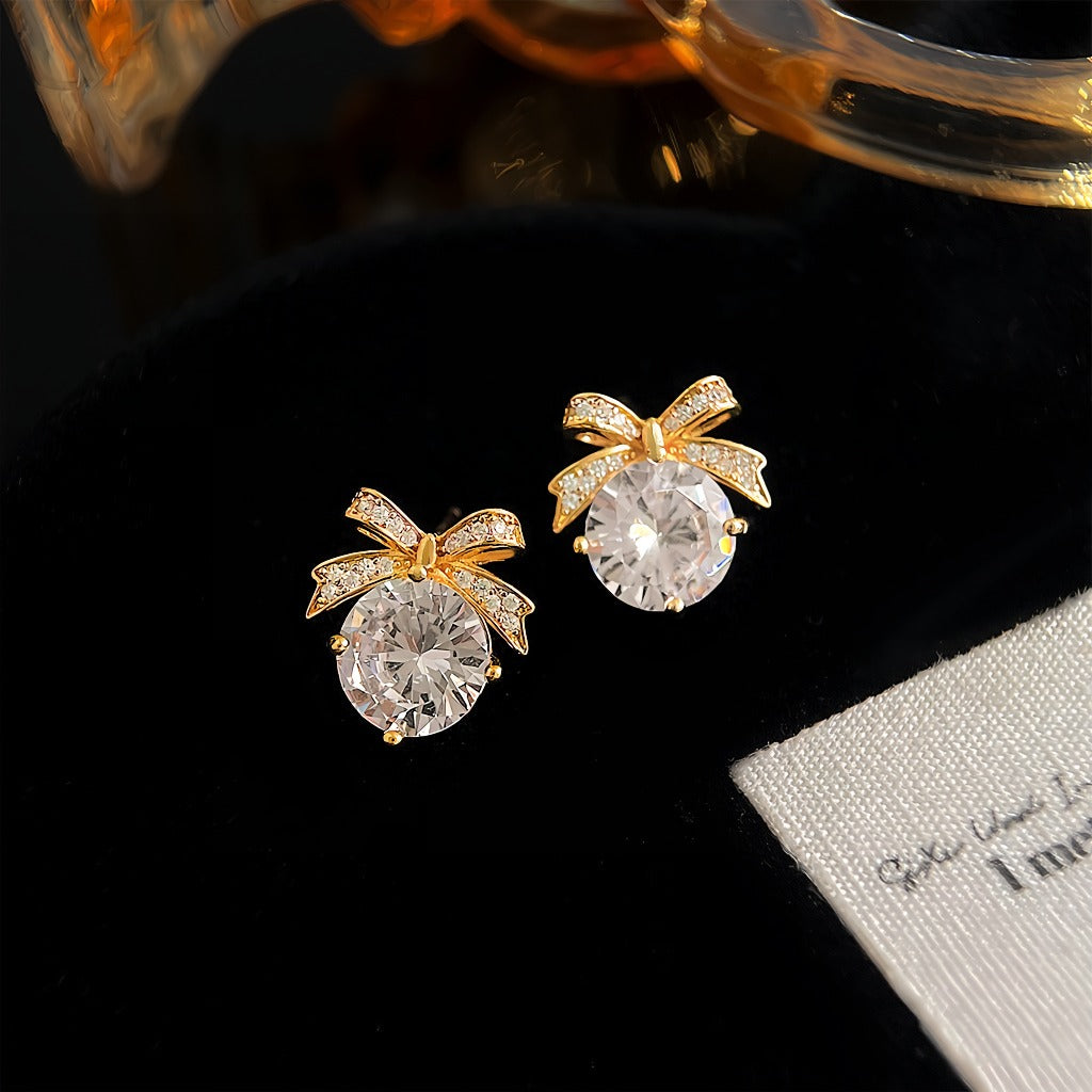 Forgyldt 14K 925 Sterling Sølv Nål Sløjfe Øreringe med Store Zirkonia – Elegant og Glitrende Design