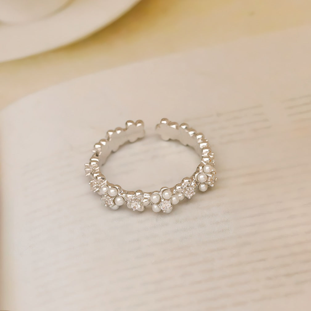 Justerbar Ring i Hvidguld Belægning med Perler og Zirkonia – Elegant og Romantisk Design