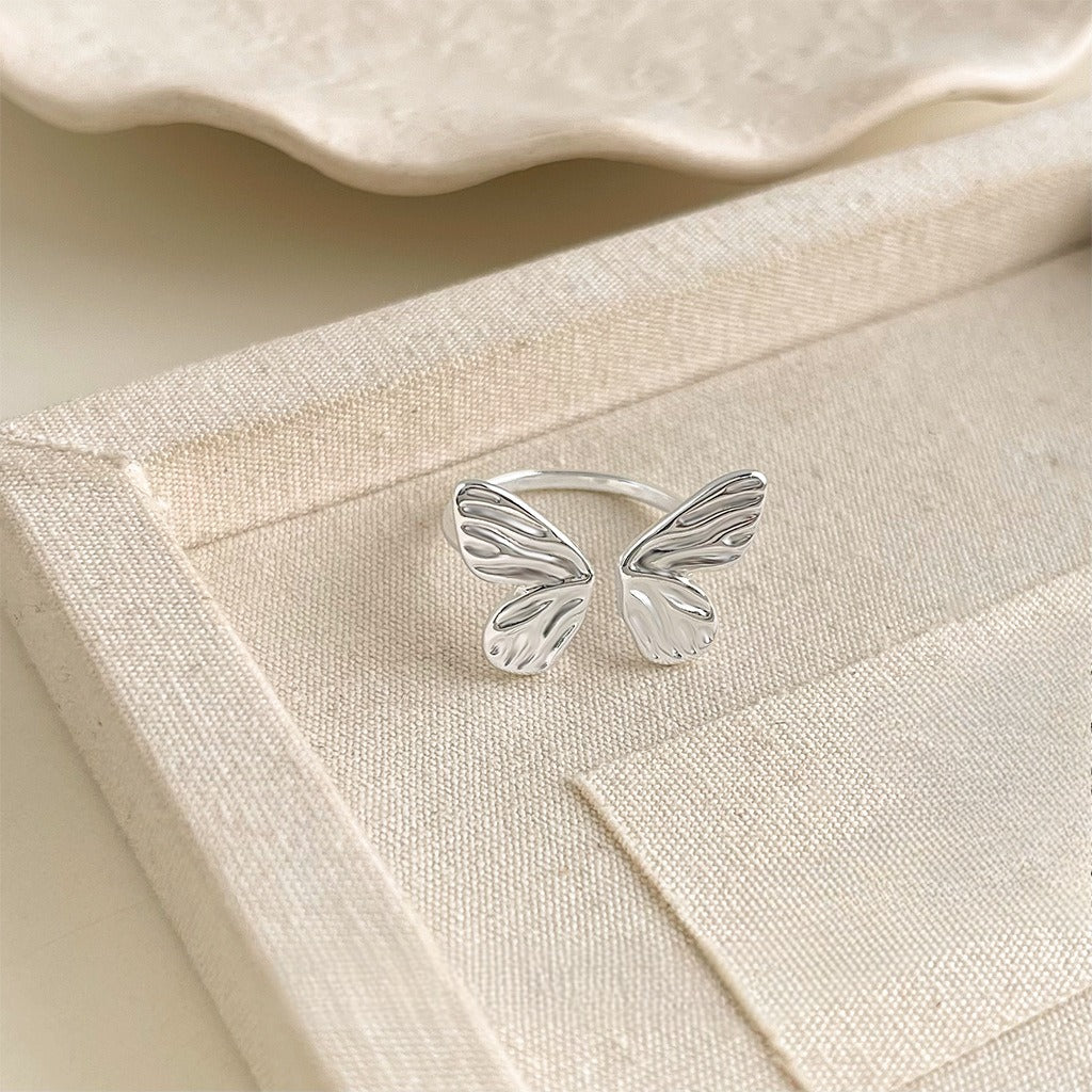 Justerbar Sommerfugl Ring i Forgyldt Hvidguld og Detaljeret Mønster – Elegant og Unik Design