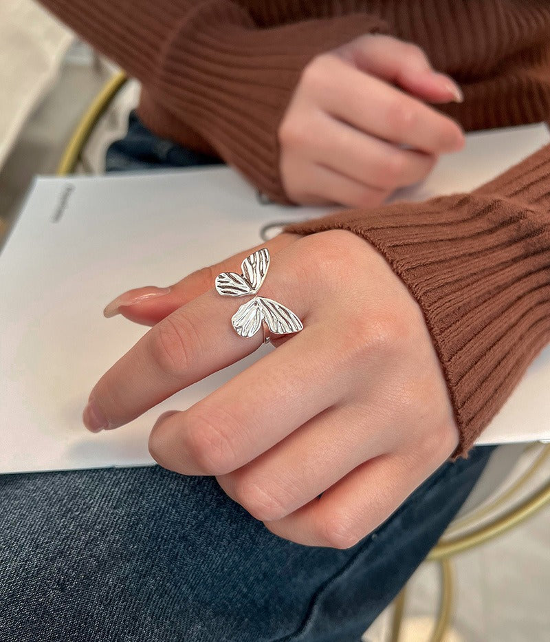 Justerbar Sommerfugl Ring i Forgyldt Hvidguld og Detaljeret Mønster – Elegant og Unik Design