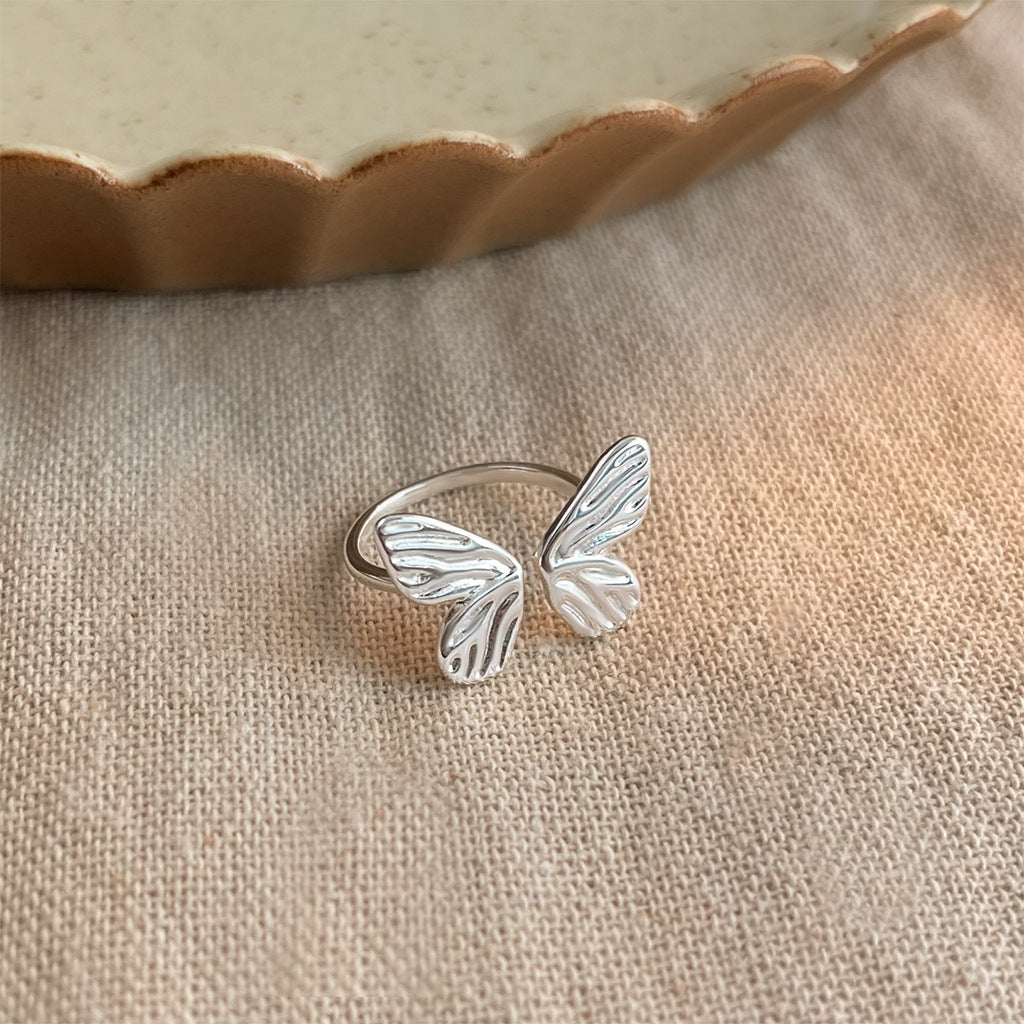 Justerbar Sommerfugl Ring i Forgyldt Hvidguld og Detaljeret Mønster – Elegant og Unik Design