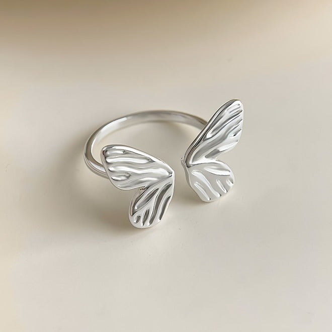 Justerbar Sommerfugl Ring i Forgyldt Hvidguld og Detaljeret Mønster – Elegant og Unik Design
