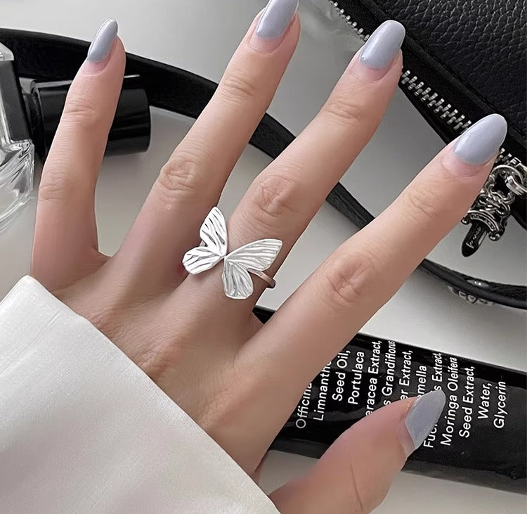 Justerbar Sommerfugl Ring i Forgyldt Hvidguld og Detaljeret Mønster – Elegant og Unik Design