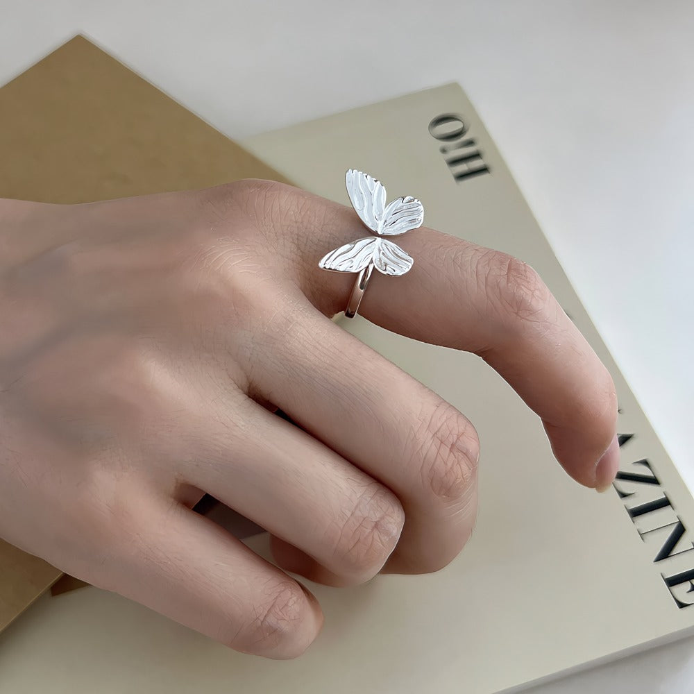 Justerbar Sommerfugl Ring i Forgyldt Hvidguld og Detaljeret Mønster – Elegant og Unik Design