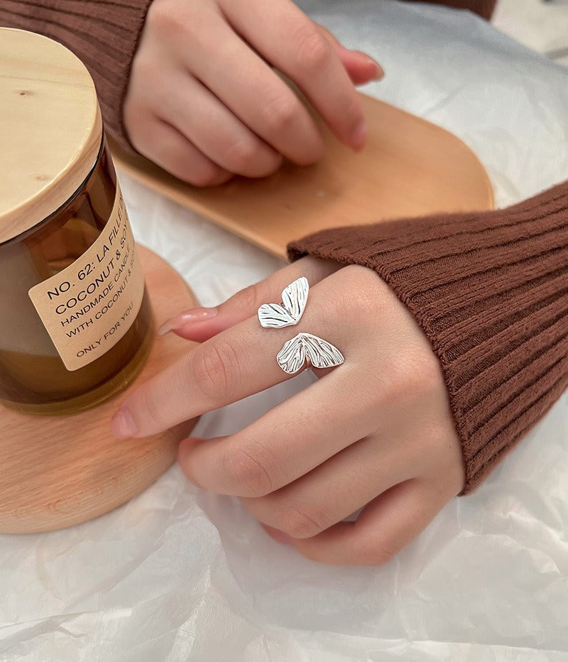 Justerbar Sommerfugl Ring i Forgyldt Hvidguld og Detaljeret Mønster – Elegant og Unik Design