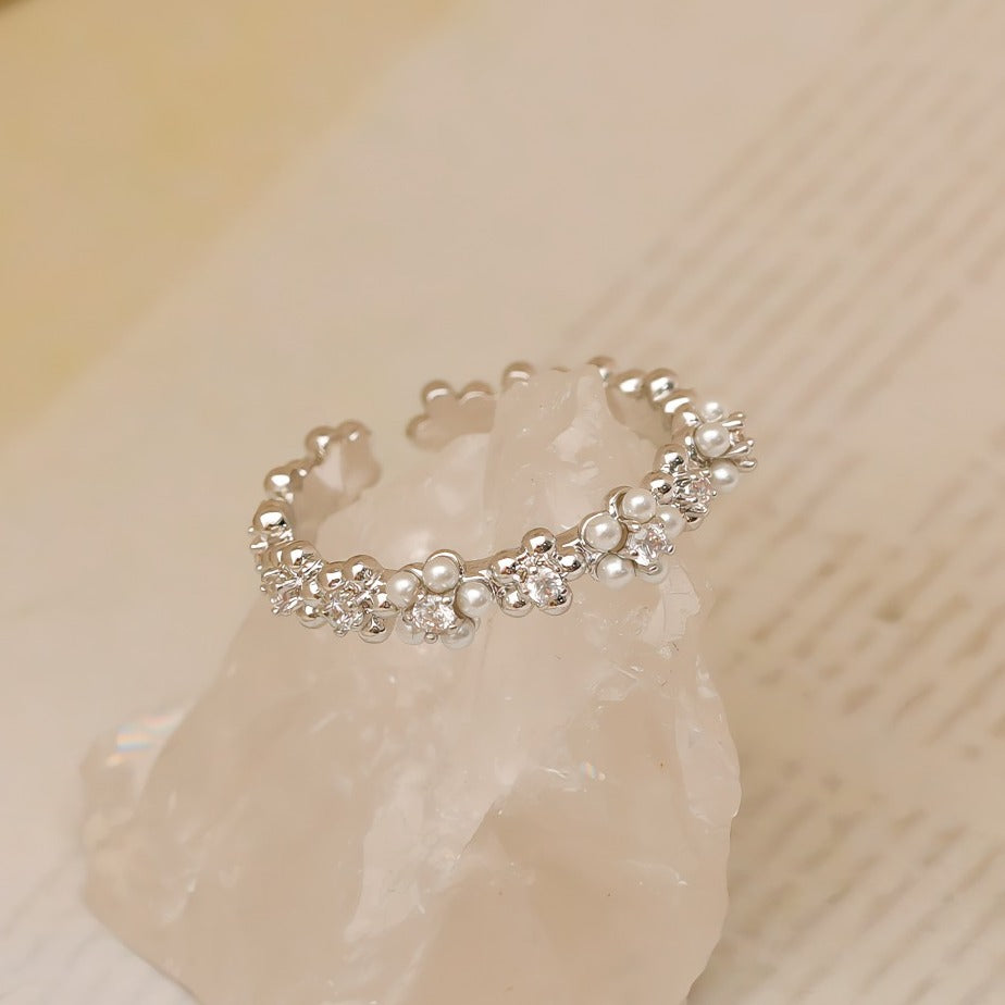 Justerbar Ring i Hvidguld Belægning med Perler og Zirkonia – Elegant og Romantisk Design