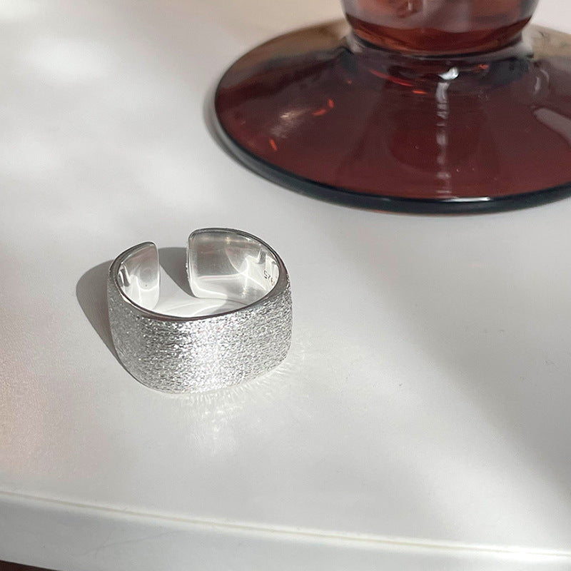 S925 sølv mat bredkantet børstet åben ring