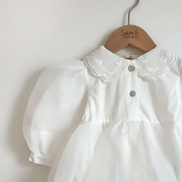 Elegant hvid baby body/kjole med puffede ærmer og broderet krave(0-18mdr.)