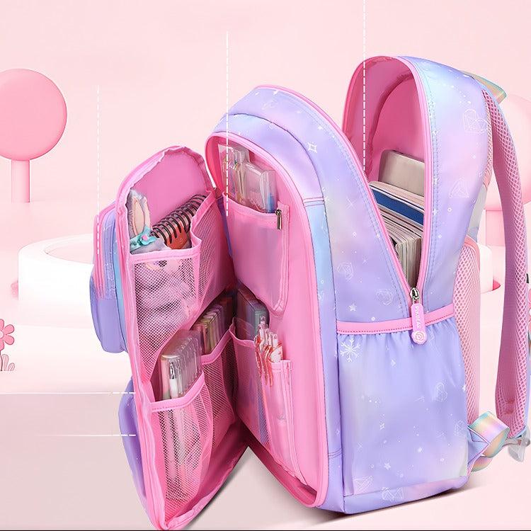 Lilla rygbeskyttende skoletaske med bamse nøglering til piger