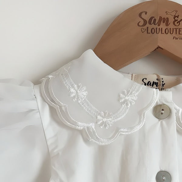 Elegant hvid baby body/kjole med puffede ærmer og broderet krave(0-18mdr.)