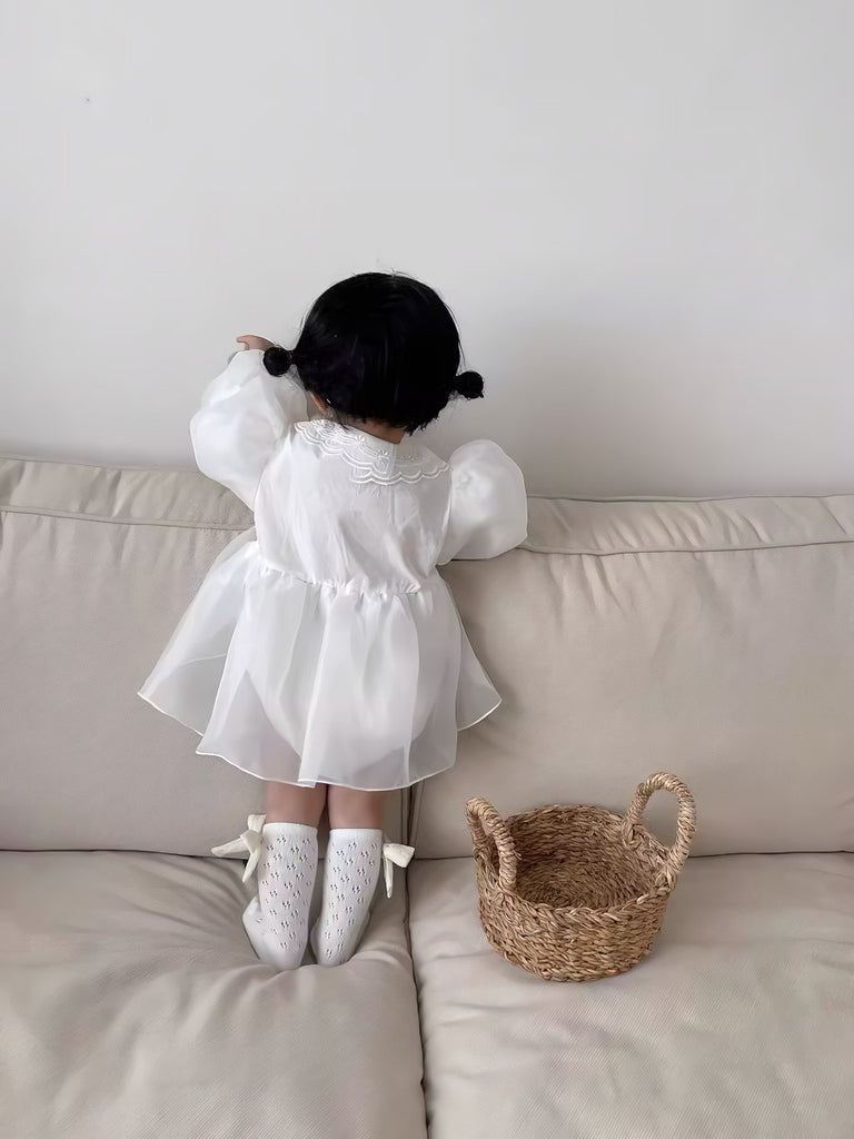 Elegant hvid baby body/kjole med puffede ærmer og broderet krave(0-18mdr.)